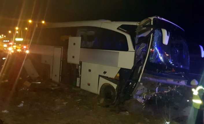 Niğde’de şehirlerarası yolcu otobüsünün refüje çarpması sonucu 20 kişi yaralandı.