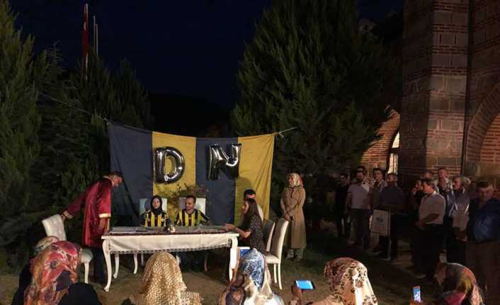 Bilecik’te fanatik Fenerbahçeli çift, nikah masasına sarı lacivertli formalarını giyerek