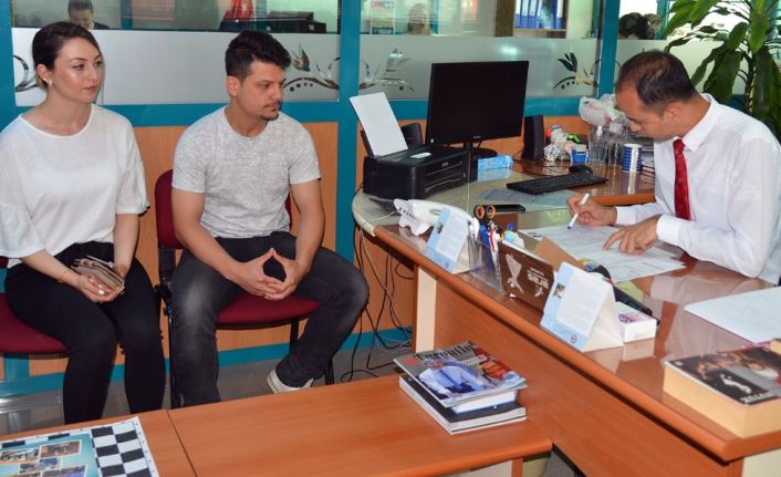 Manisa’nın Turgutlu ilçesinde, nikah memurunun "Evlenmeyi kabul ediyor musunuz?" sorusuna