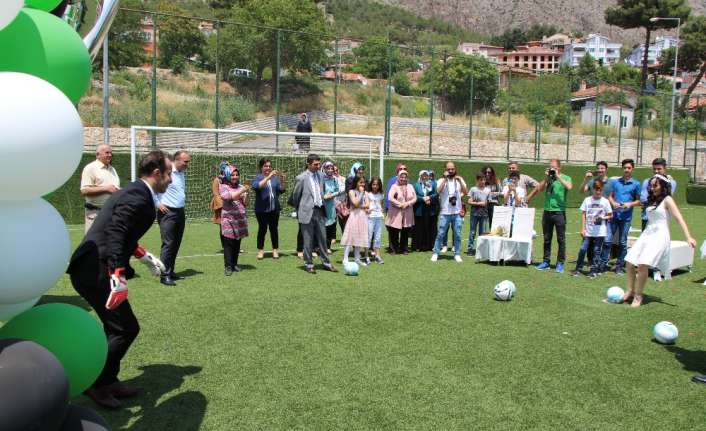 Amasya’da kaleci antrenörlüğü yapan Kenan İmrol, Azime Karaçaltı ile futbol