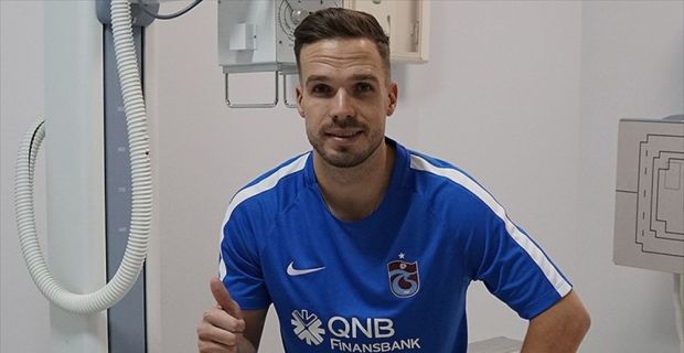 Trabzonspor'da transfer edilen sol bek oyuncusu Filip Novak ile sözleşme