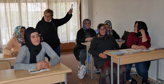 Edremit'te, 35 yıl önce emekli olmasına rağmen öğretmenlikten kopamayan 72