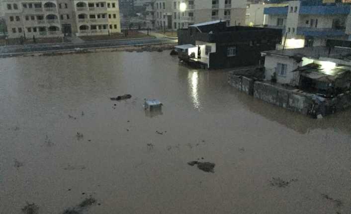 Mardin’in Nusaybin ilçesinde gece boyunca etkili olan yağış sonrası ilçeden