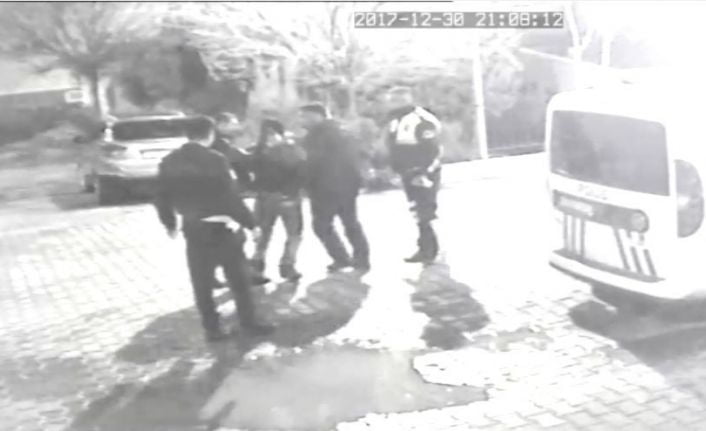 İzmir’in Dikili ilçesinde iki şahsın polis memurları tarafından tekme ve