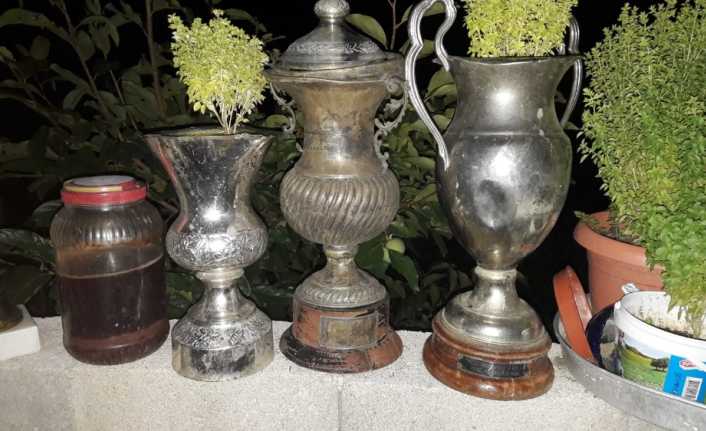 Denizlispor Başkan Yardımcısı Taner Atilla, çöpe atıldıktan sonra bir vatandaş