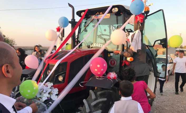 Eskişehir’in Günyüzü ilçesinde sevdiği kıza 20 traktörle sıra dışı bir