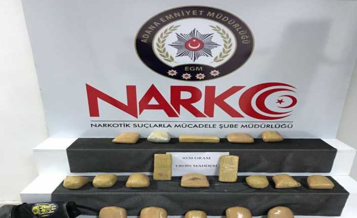 Adana’da polis ekipleri, bir istihbaratı değerlendirmesi üzerine baskın yaptığı mahallede