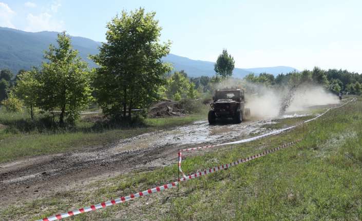 Kocaeli’nin Kartepe ilçesinde düzenlenen Off-Road yarışlarında, zorlu parkur içerisinde zamanla