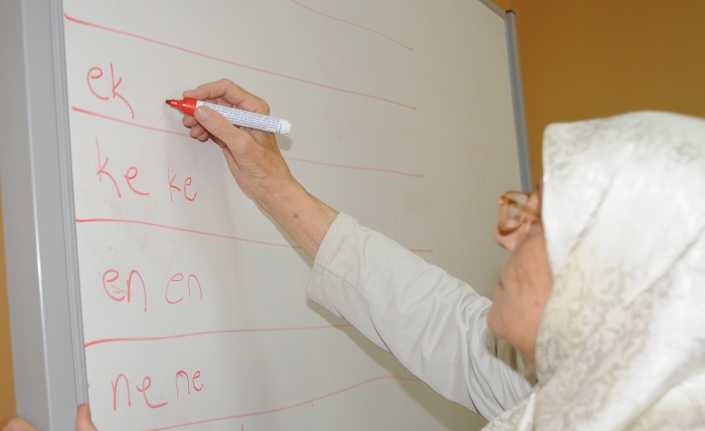 Mardin’in Artuklu ilçesinde 70 yaşındaki Nahide Arı, mahallesinde açılan kursa