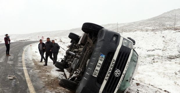 Aksaray’da öğrenci servis minibüsünün şarampole devrilmesi sonucu meydana gelen trafik