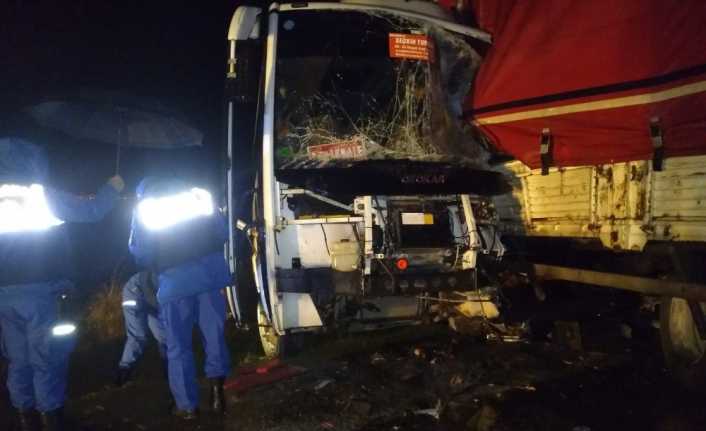 Çanakkale’nin Gelibolu ilçesinde öğrenci servisiyle kamyonun çarpıştığı kazada 13’ü öğrenci