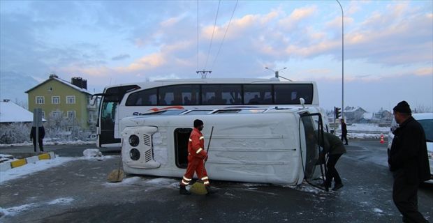 Konya'da öğrenci servisi ile yolcu otobüsünün çarpıştığı kazada 18 öğrenci
