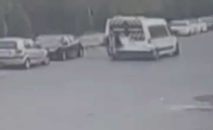 İstanbul Esenyurt’ta öğrenci dolu servis aracı geri manevra yaptığı esnada