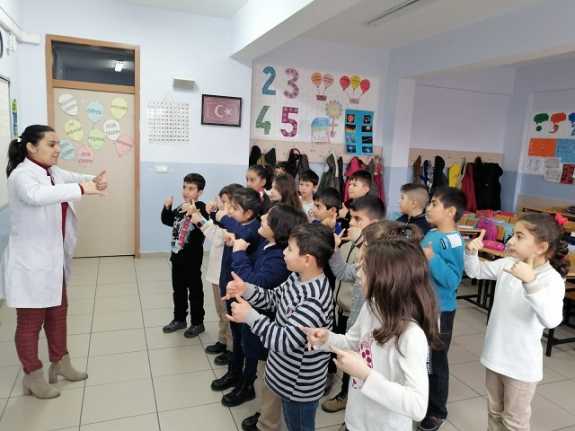 Öğrenciler işaret dili ile şarkı söylüyorlar "Minik Eller Nota ile Buluşuyor" projesi kapsamında öğrenciler işaret dili