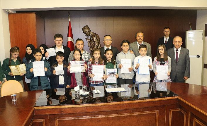 Zeytin Dalı Harekâtına katılan Mehmetçik’e destek olmak isteyen Karabüklü öğrenciler,
