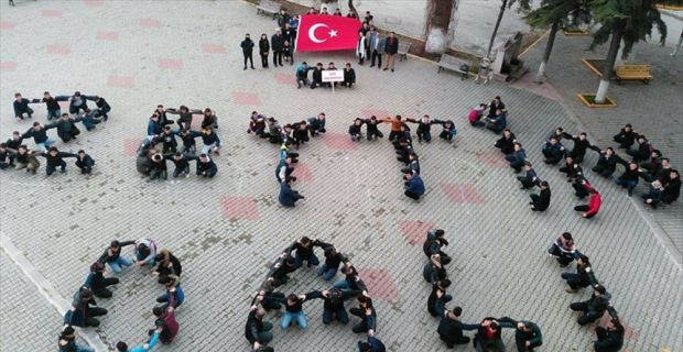 Balıkesir'de, okul bahçesinde "Zeytin Dalı Harekatı" koreografisi oluşturan ve bunu