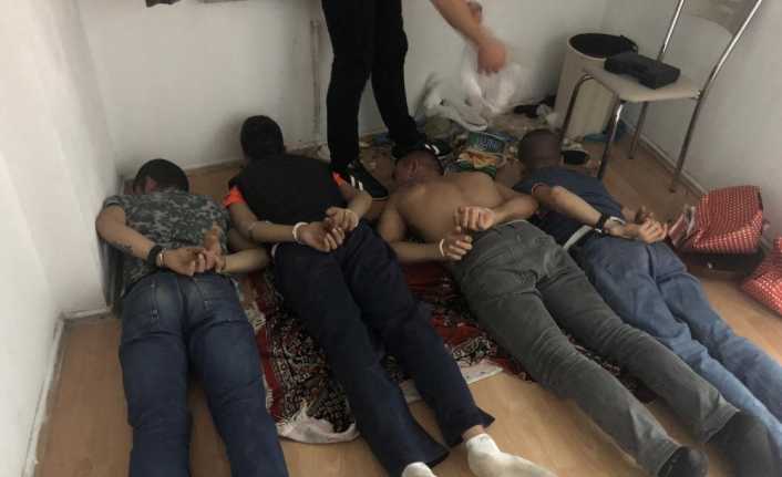 İstanbul Kağıthane’de okullara yakın adreslerde kalarak öğrencilere uyuşturucu madde satışı