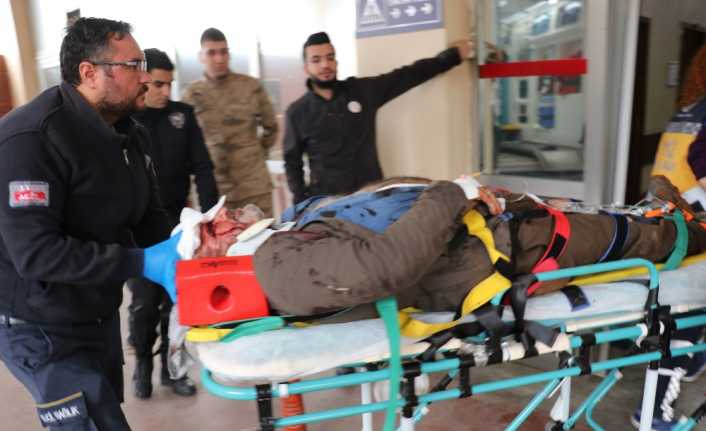 Şanlıurfa’da bir evin eşyalarının yüklendiği kamyon, freninin boşalması sonucu kontrolden
