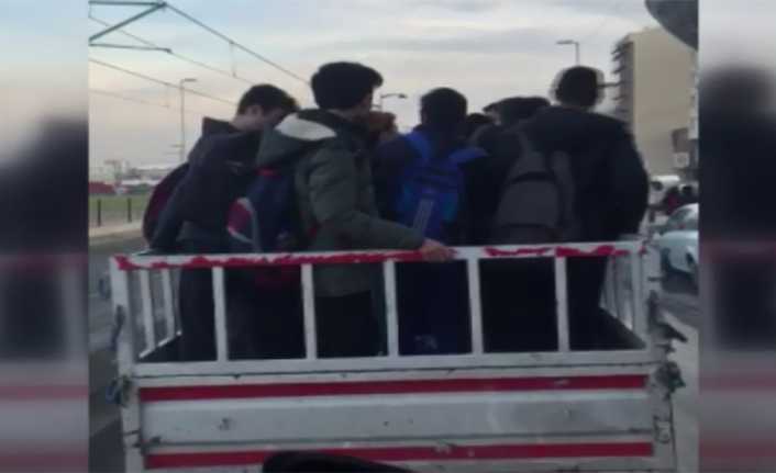 İstanbul Sultangazi’de öğrencilerin kamyonet kasasında yaptığı okul yolculuğu kameralara yansıdı.