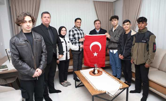 Erzincan Valisi, Vali Yardımcıları ve Kurum Müdürleri, Öğrencilerle Birlikte Gazileri