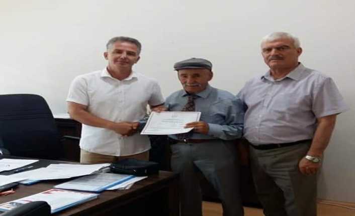Afyonkarahisar’da yaşayan 80 yaşındaki Abdil Adıyaman, yıllardır hayalini kurduğu ilkokul