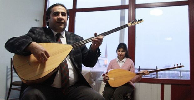 Kayseri'de görme engelli santral memuru Süleyman Ekici, çocukken radyoda dinlediği