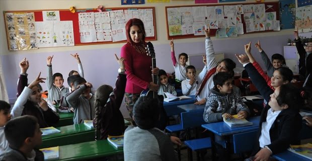 Milli Eğitim Bakanlığından öğretmenlerin alan değişikliği başvuru süresinin uzatıldığı bildirildi.