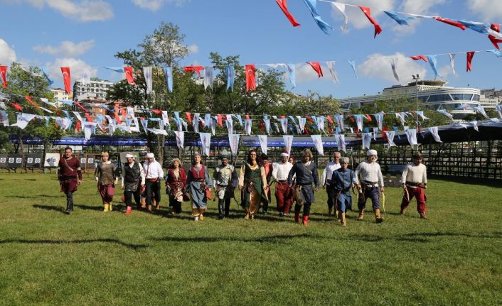 İstanbul Kağıthane’de 23’üncüsü düzenlenen Sadabad Yaz Etkinlikleri kapsamında okçular, içinde