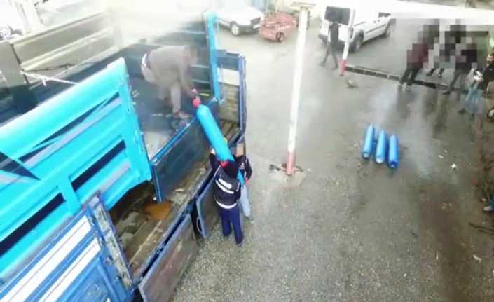 Diyarbakır’da durdurulan bir kamyondaki oksijen tüplerine gizlenmiş 26 kilo 400