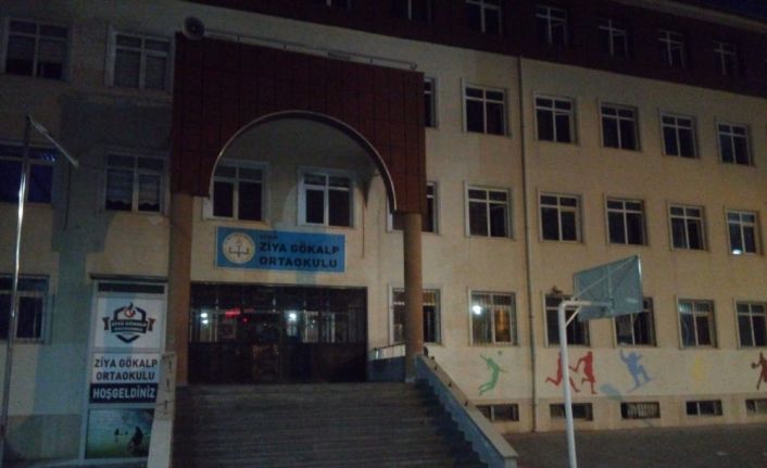 Batman’da zil çaldıktan sonra okuldan ayrılmayan iki kız öğrenci mahsur