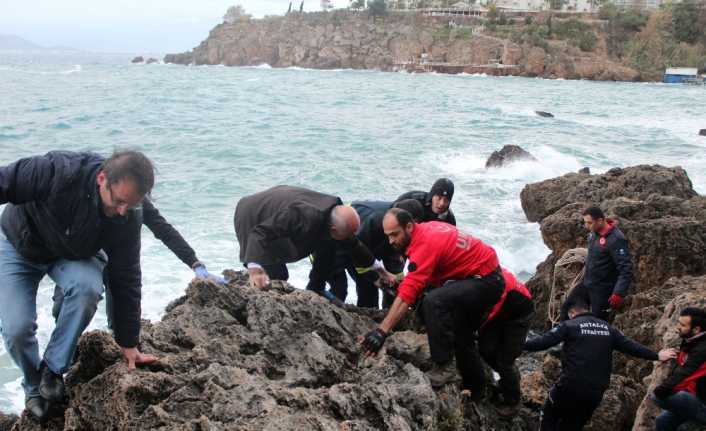 Antalya’da emekli doktor, denize düşen oltasını almak için girdiği dalgalı