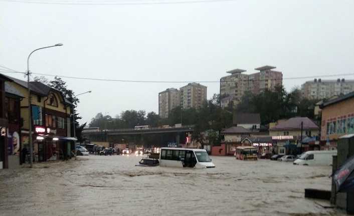 Rusya’nın güneyinde etkili olan sel ve fırtınada ölü sayısı 2’ye