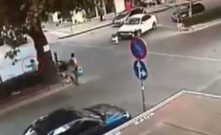 İstanbul Kadıköy’de dönüş yapmak isteyen bir otomobil sürücüsü arkasından gelen