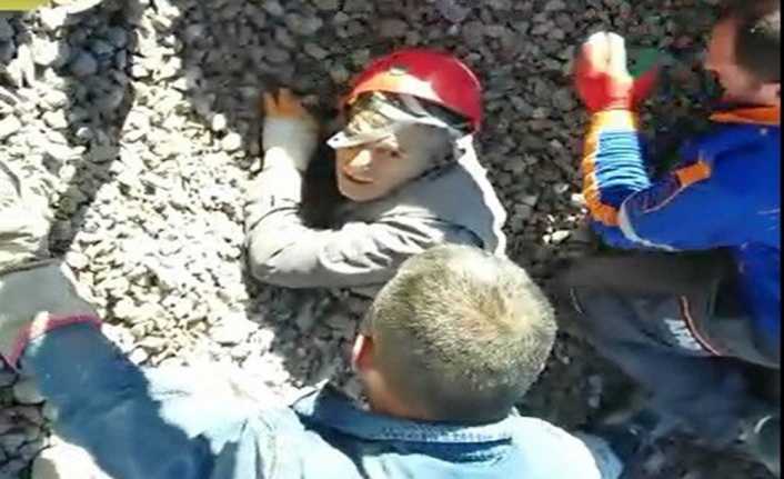Kayseri’de çöken çatında mucura kafasına kadar gömülen işçiyi kurtarmaya çalışan