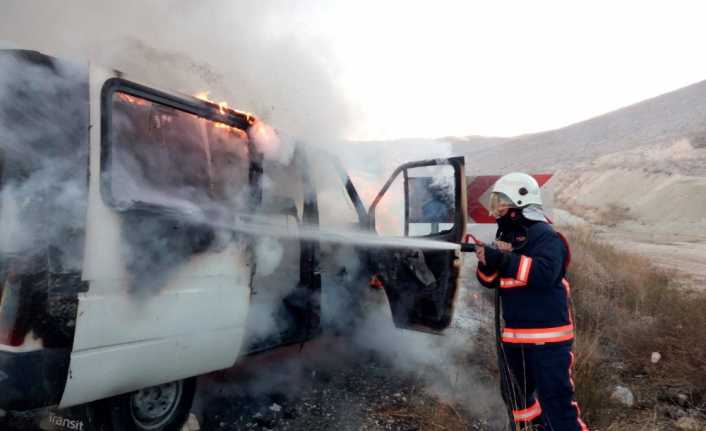 Malatya-Kayseri karayolunda seyir halindeki bir minibüs aniden alev aldı, sürücü