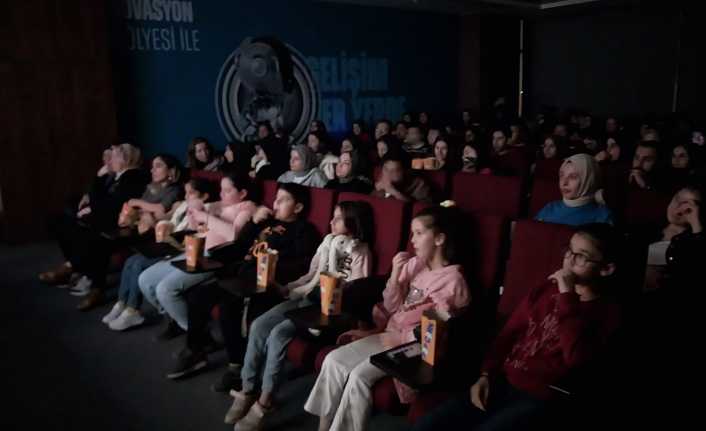 Erzincan On Üç Şubat Gençlik Merkezi, gençlik merkezinde ücretsiz sinema
