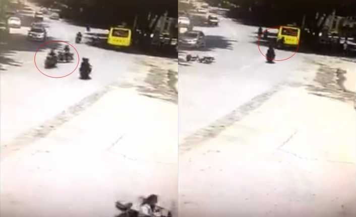 Çin’de önce motosiklete, ardından otobüse çarpan motosikletin sürücüsü hayatını kaybetti.