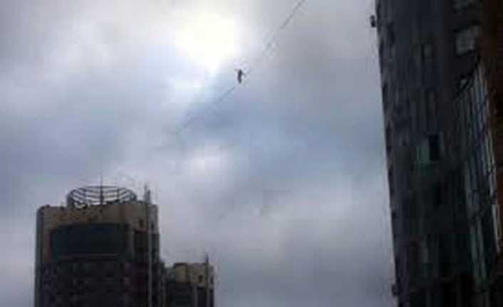 Onlarca metre yükseklikte yürüyen ip üstünde yürüdü Rusya’nın St. Petersburg kentinde 27 kat yüksekliğindeki iki bina arasına