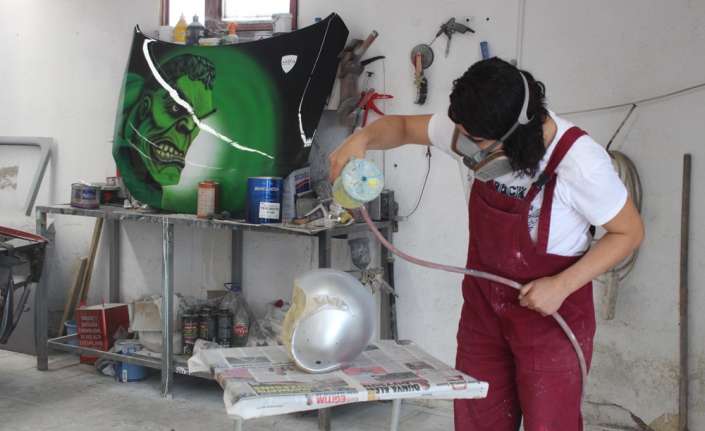 İzmir’de yaşayan Fatma Çelik, ’havalı püskürtme’ olarak da bilinen ‘airbrush’