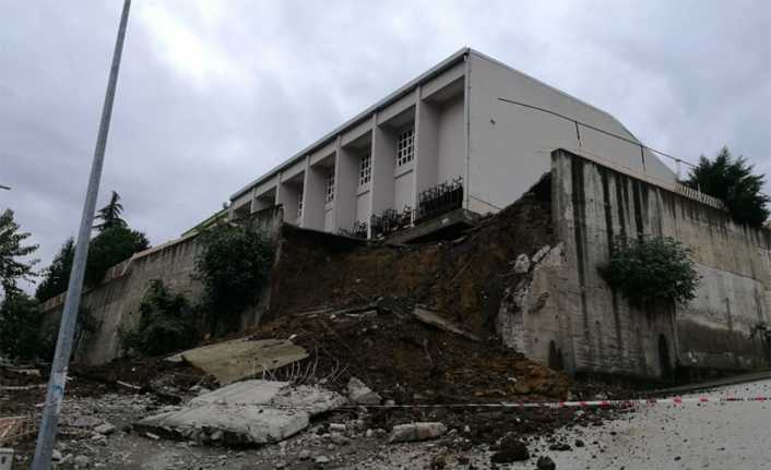Ordu’da bir lisenin istinat duvarı çöktü. Olay sebebiyle lisede eğitim