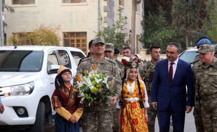 2’nci Ordu Komutanı Orgeneral İsmail Metin Temel ve beraberindeki askeri