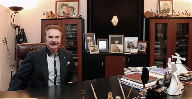 Çocukluk yıllarından itibaren gök bilimine karşı büyük ilgisi olan sanatçı