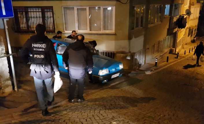 İstanbul Ortaköy’de narkotimler peşinde oldukları torbacıyı, otomobilde uyuşturucu madde satarken