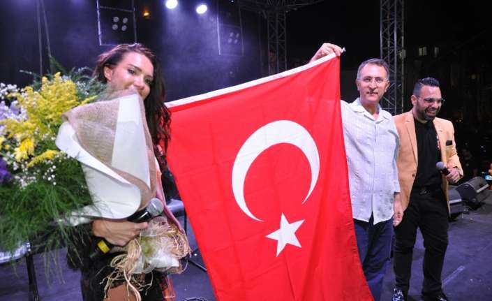 Ünlü Romen popçu Otilia Bruma, 18. Buldan Dokuma Kültür ve