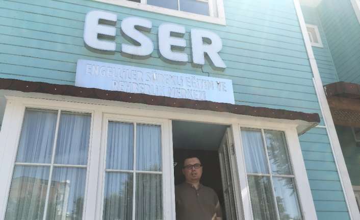 Otizmli Barbaros Yıldırım, ezber yeteneğiyle görenleri hayrete düşürüyor. Barbaros, Türkiye’deki