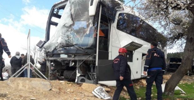 Otobüs elektrik direğine çarptı: 18 yaralı Kahramanmaraş’ta bir yolcu otobüsünün kontrolden çıkıp elektrik direğine çarpması sonucu