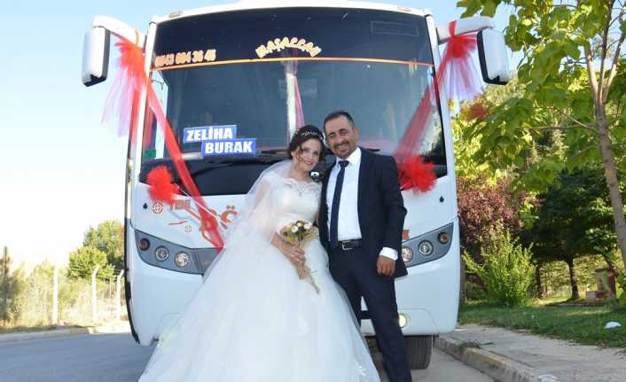 Kahramanmaraş’ta damat Burak Tektaş, düğün gününü özel kılmak için şoförlüğünü