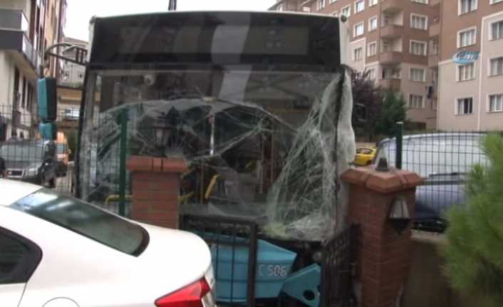 Ümraniye’de Kayganlaşan yolda kontrolden çıkan halk otobüsü önce bir otomobile,