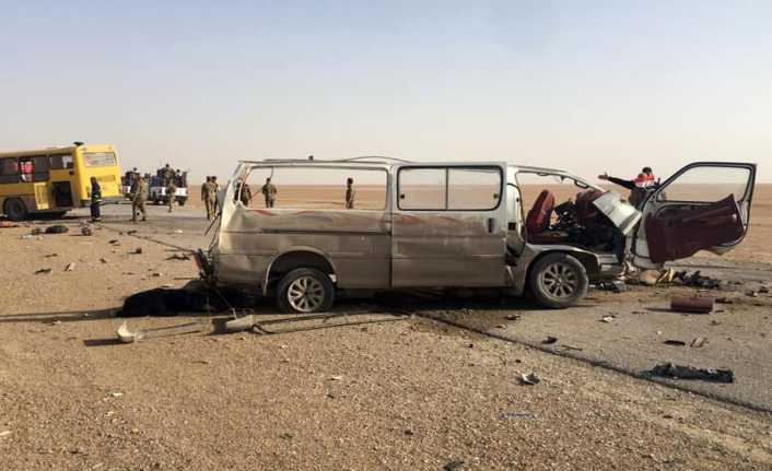 Irak’ın güneyindeki Vasıt kentinde İran’dan gelen turistleri taşıyan yolcu otobüsü,