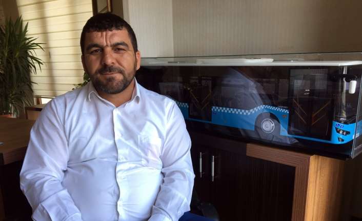 4 çocuklu bir kadına karşıdan karşıya geçmek için otobüsten inerek